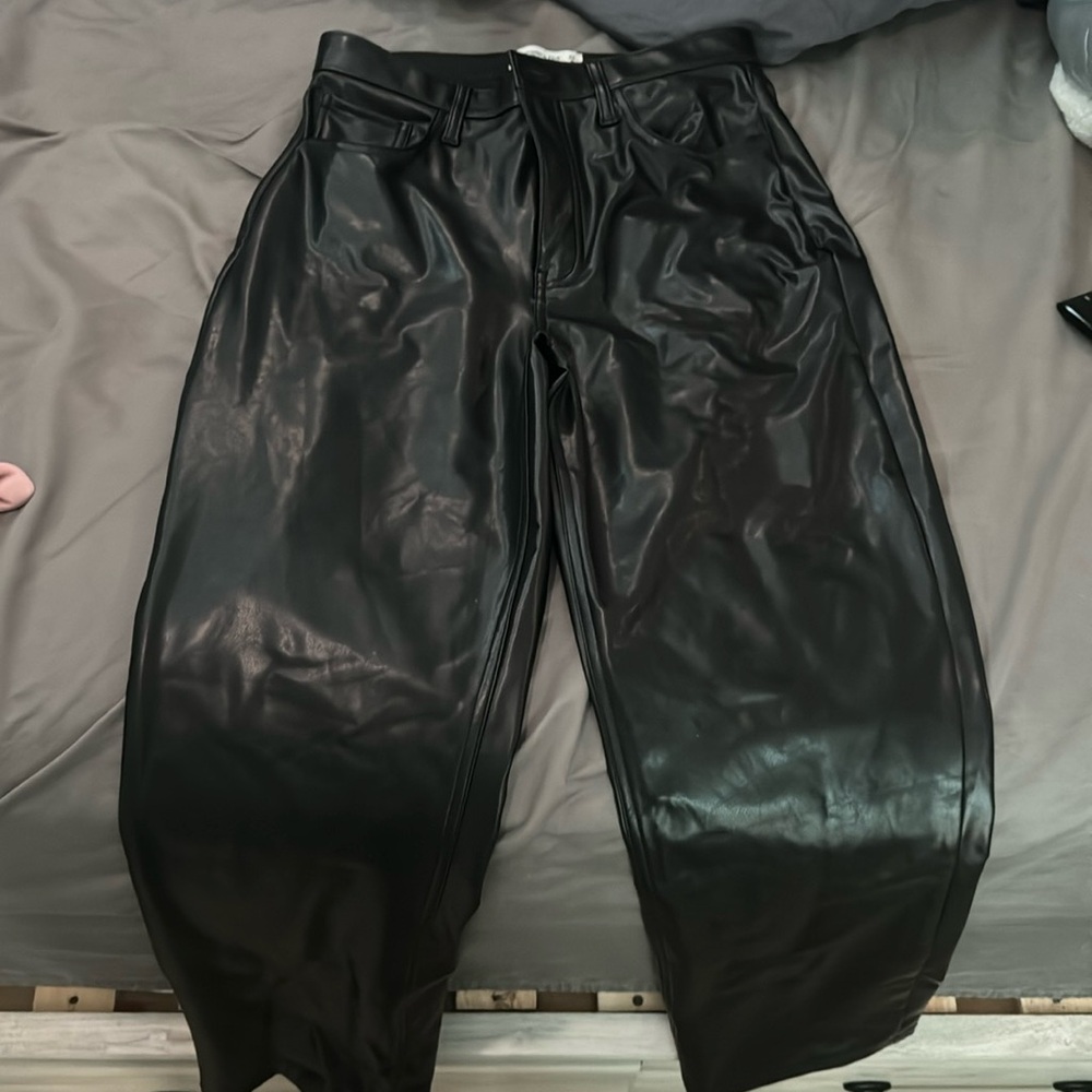 Abercrombie - 90s Straight Ultra High Rise Curve Love Faux Leather pants